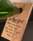 Balanserende flaskeholder i eik (Wine improves) thumbnail