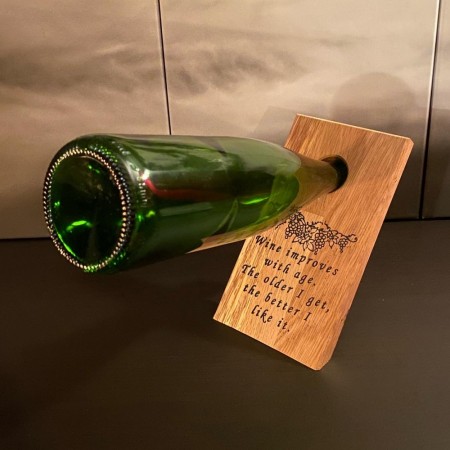 Balanserende flaskeholder i eik (Wine improves)